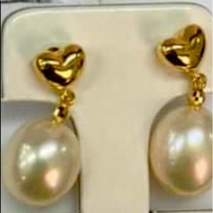 cute heart fresh water pearl earrings 18k japan gold,weight .448 grams brand new